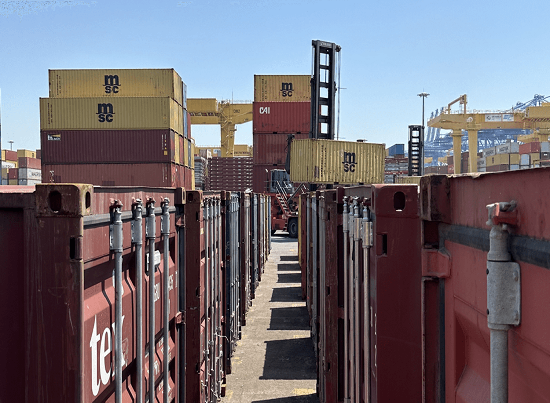 컨테이너 밀집 구역 내 작업자 위치 관리